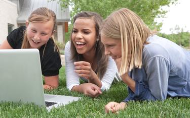 Adolescentes contemplando un vdeo por internet. | Corbis