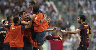 Adriano celebra el tanto con el banquillo. | EFE
