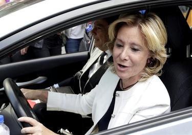 Esperanza Aguirre, en su propio coche | Archivo