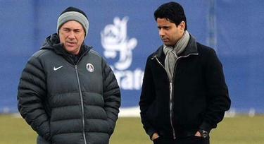 El presidente del PSG, Nasser Al Khelaifi, conversa con Carlo Ancelotti en un entrenamiento del equipo. | Archivo