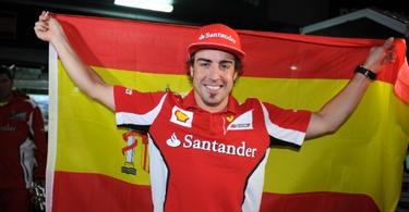 Fernando Alonso, orgulloso de lucir la bandera espaola.