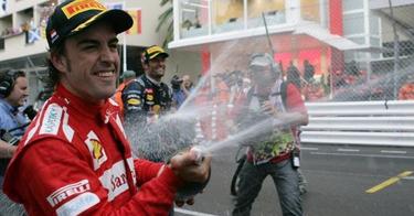 Alonso celebra la tercera posicin en Mnaco. | EFE