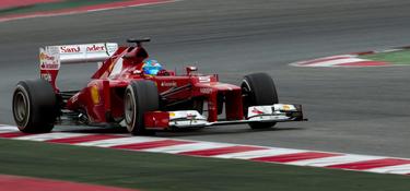 Fernando Alonso conduce su monoplaza en el Circuito de Catalua. | EFE 