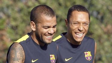 Dani Alves (i) y Adriano Correia sonren a su llegada al entrenamiento del Bara. | EFE