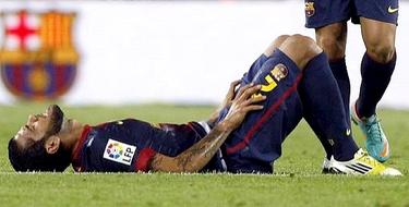 Dani Alves se lesiona en el clsico ante el Real Madrid. | Cordon Press