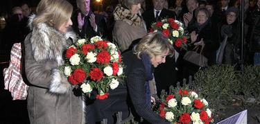 Consuelo Ordoez, Esperanza Aguirre y Ana Iribar, en la ofrenda floral. | EFE
