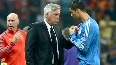 Carlo Ancelotti da instrucciones a Cristiano Ronaldo durante un partido ante el Galatasaray. | EFE