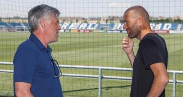 Carlo Ancelotti y Zinedine Zidane charlan en Valdebebas. | realmadrid.com