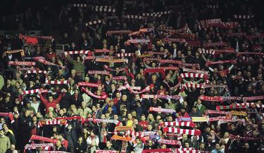 Aficionados del Liverpool en las gardas de Anfield Road. | EFE