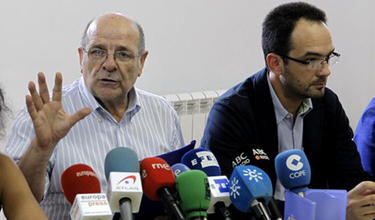 Hernando, a la derecha, en un momento de la rueda de prensa | EFE
