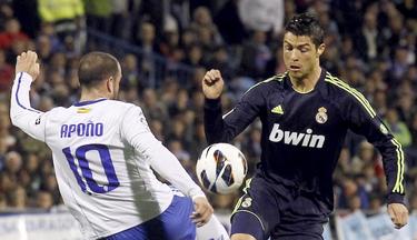 Cristiano Ronaldo disputa un baln con Apoo. | Cordon Press