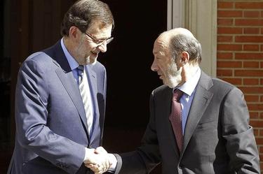 Rajoy saluda a Rubalcaba antes de reunirse | EFE