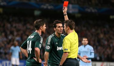 El rbitro Gianluca Rocchi expulsa a lvaro Arbeloa. | Cordon Press