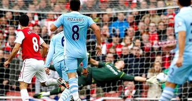 Mikel Arteta (i) marca el gol de la victoria del Arsenal ante el Manchester City. | EFE