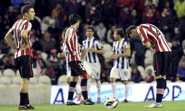 Los jugadores del Athletic, cabizbajos tras el gol de Verd que supuso el definitivo 0-4. | EFE