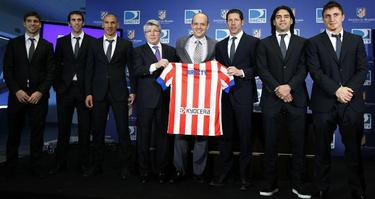 Cerezo, Simeone, y varios jugadores durante la presentacin del acuerdo de colaboracin entre el Atltico y Direct TV. | EFE