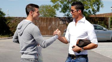 Cristiano Ronaldo saluda a Gareth Bale en Valdebebas. | Foto: realmadrid.com