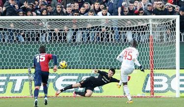 Balotelli marca de penalti ante el Cagliari. | EFE