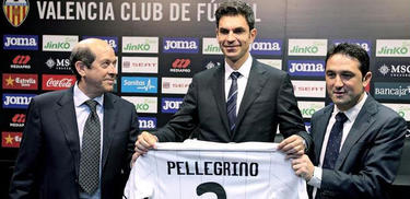 Mauricio Pellegrino (c), durante su presentacin con el Valencia. | EFE