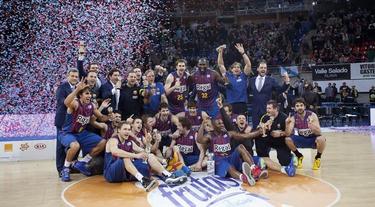 La plantilla del Barcelona Regal celebra el ttulo de la Copa del Rey. | EFE