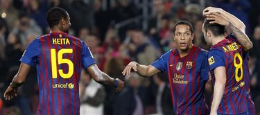Los jugadores del Barcelona felicitan a Adriano por su gol. | EFE