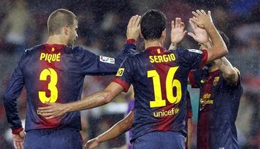 Los jugadores del Barcelona celebran el primer tanto del encuentro. | EFE