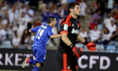 Abdel Barrada (i) celebra ante Iker Casillas su gol al Real Madrid. | EFE