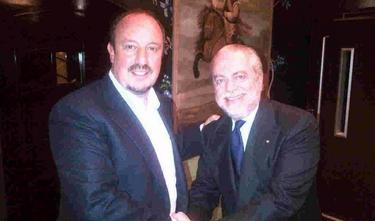 Rafa Bentez saluda al presidente del Npoles, Aurelio De Laurentiis. | Foto: Twitter