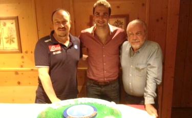 Gonzalo Higuan, junto a Rafa Bentez y Aurelio De Laurentiis. | Foto: Twitter