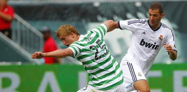 Karim Benzema (d) disputa un baln con Thomas Rogne, del Celtic. | EFE