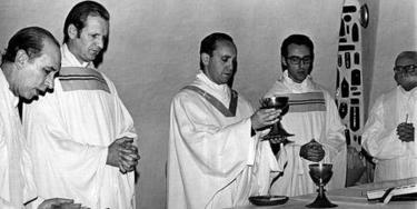 Bergoglio, celebrando misa de joven | Archivo