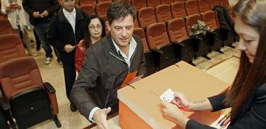 José Ramón Gómez Besteiro ejerce su derecho al voto | EFE