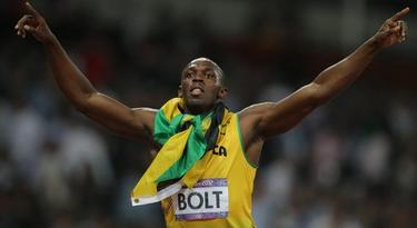 Bolt celebra una de sus medallas de oro. | EFE