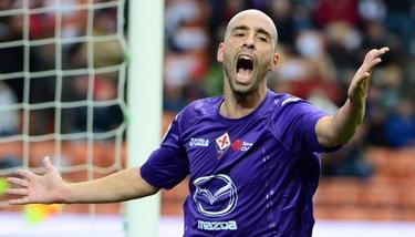 Borja Valero se lamenta durante un partido con la Fiorentina.