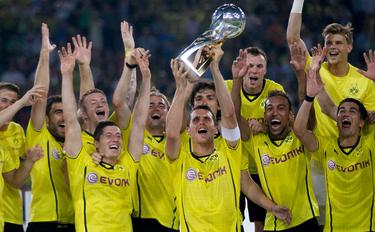 Los jugadores del Borussia posan con el trofeo de la Supercopa. | Cordon Press
