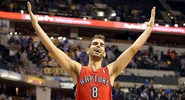 Calder�n celebra euf�rico su triple-doble en Indian�polis.