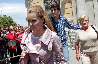 Campanario, Jesuln y la madre de ella salen de los juzgados en 2011. | Efe