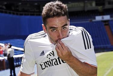Dani Carvajal besa el escudo del Real Madrid. | @realmadrid