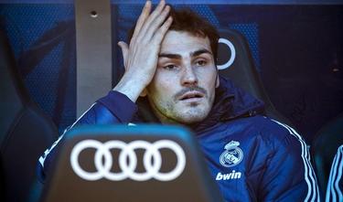 Casillas, en el banquillo del Bernabu al arrancar el choque ante la Real.| EFE