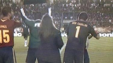 Momento del cambio en el que entra Casillas al campo. 