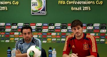 Iker Casillas (d), en rueda de prensa junto a Xavi Hernndez. | EFE