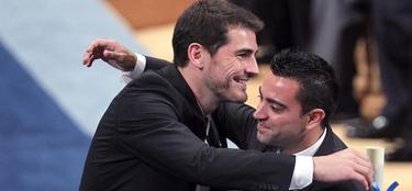 Casillas y Xavi se abrazan despus de recoger el premio. | EFE