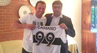 Cassano ya posa con la camiseta del Parma. | Foto: Twitter