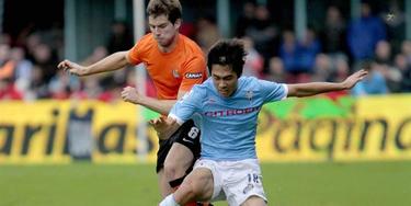 Ju Young Park intenta controlar el baln ante el defensa de la Real Sociedad, Iigo Martnez. | EFE 