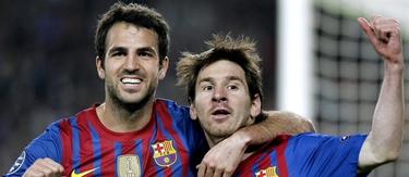 Leo Messi (i) celebra su primer gol junto a Cesc. | EFE