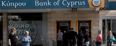 Chipre decretó el corralito tras rescatar a su banca | Archivo