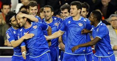 Chori Domnguez (2i) es felicitado por su gol al Valencia. | EFE