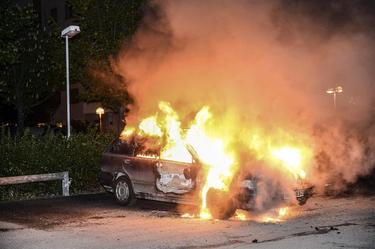 Un automóvil ardiendo en plenos disturbios en Estocolmo| EFE