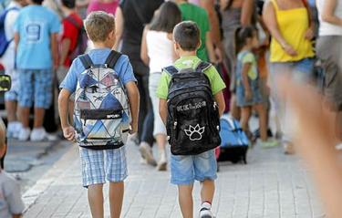 Dos niños a las puertas de un centro escolar.