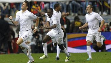 Giroud celebra el tanto como si hubiera ganado el Mundial. Bien lo puede valer. | EFE